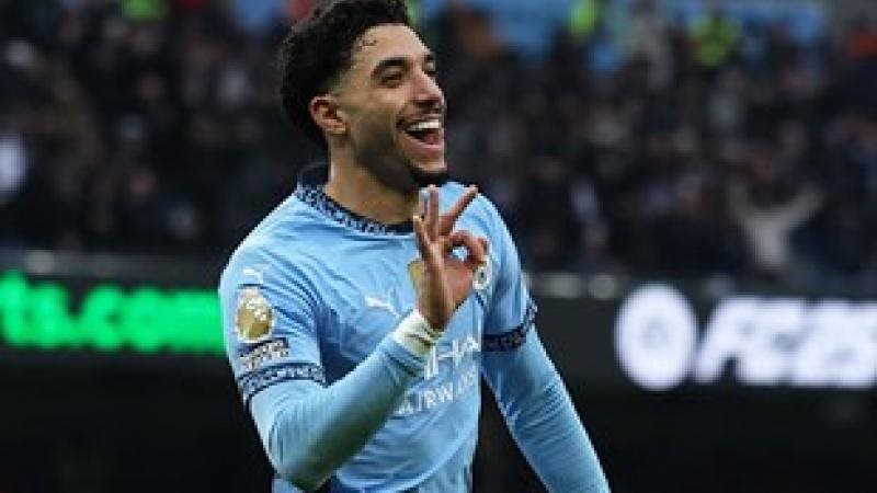  اللاعب عمر مرموش مع مانشستر ستي 