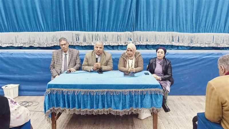 الدكتور خالد قبيصى وكيل وزارة التعليم بالفيوم أثناء الاجتماع