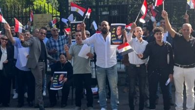 أبناء الجالية المصرية بـ«ميلانو» يرفعون صور الرئيس السيسي أمام القنصلية