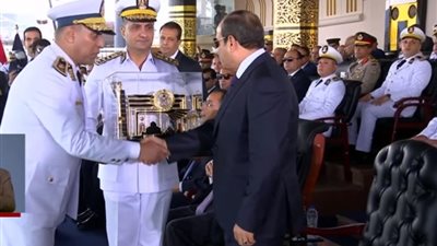 الرئيس السيسي يتسلم هدية تذكارية من أكاديمية الشرطة
