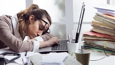 لو مرهق دايما.. 7 عادات يومية تجنبها على الفور