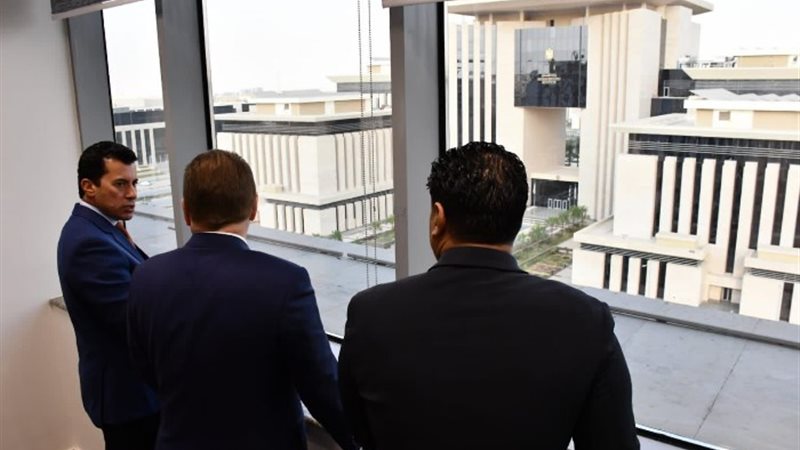 وزير الشباب والرياضة خلال جولة داخل مقر وزارة الشباب والريا