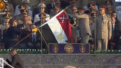 الرئيس السيسي يمنح وسام الجمهورية العسكري لعلم القوات المسلحة