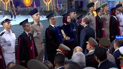 أوائل طلاب الأكاديمية العسكرية  يقدمون درع الجامعات للرئيس السيسي.. صور