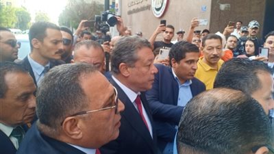 بموكب سيارات فاخرة.. حازم عمر يصل «الوطنية للانتخابات»