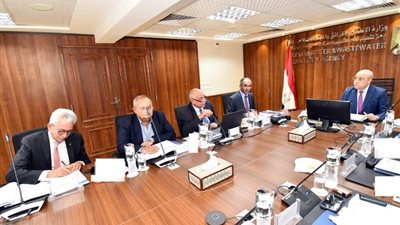 وزير الإسكان يتابع إجراءات إنشاء مركز تطوير بحوث مرفق مياه الشرب والصرف الصحي