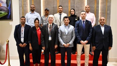 وزير الرياضة يلتقي مدير التطوير بالاتحاد الدولي للريشة الطائرة