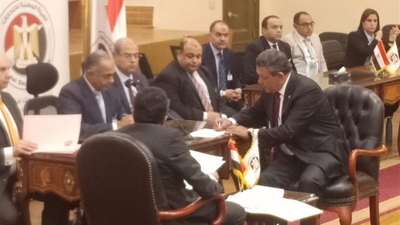 حازم عمر يتقدم بأوراق ترشحه