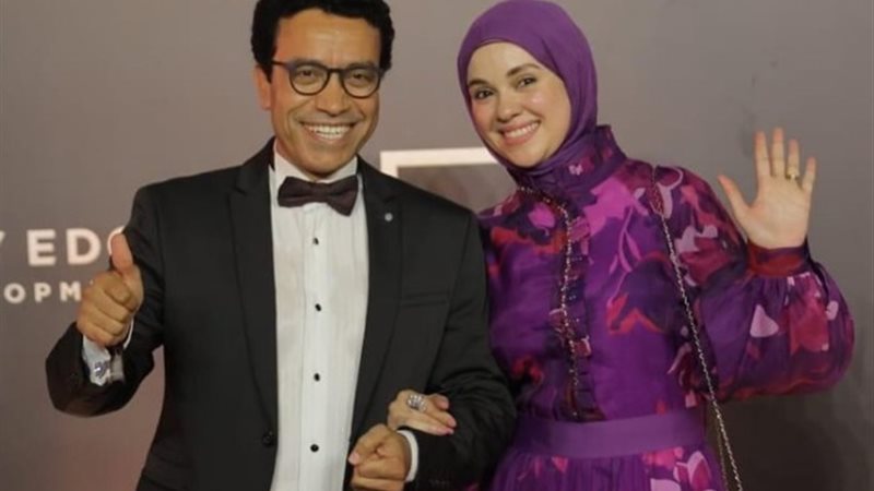 الفنان سامح حسين وزوجته