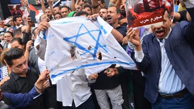 آلاف المصريين يتظاهرون أمام نقابة الصحفيين ويهتفون:« يافلسطيني دمك دمي»