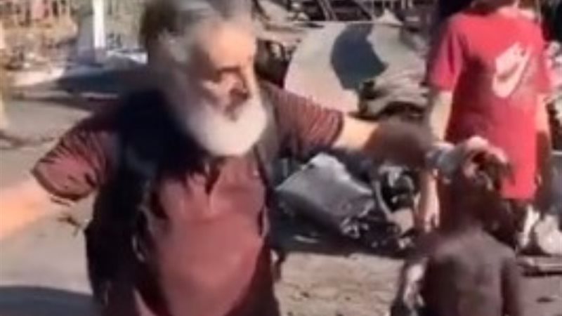 فلسطيني يجمع أشلاء الشهداء من الأرض