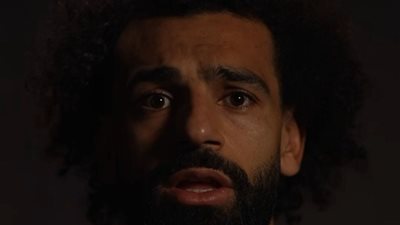 «يحاول الالتزام بالاسكربت»..  مدرب تنمية بشرية يحلل لغة جسد محمد صلاح