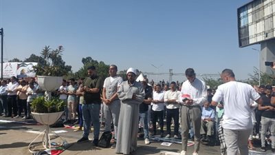 من أمام المنصة.. متظاهرون يؤدون صلاة الغائب على أرواح شهداء غزة