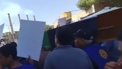 نعش فارغ يجوب شوارع شبرا الخيمة حدادًا على أرواح شهداء غزة