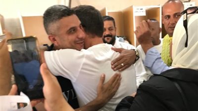 بالأحضان.. استقبال حازم إمام خلال الإدلاء بصوته في انتخابات الزمالك