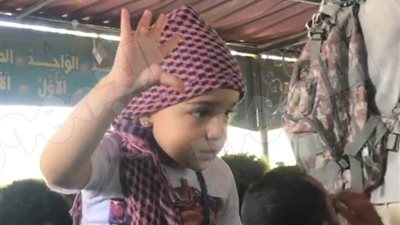 بعلامة النصر.. مشاركة أصغر طفلة بالمظاهرات لدعم فلسطين