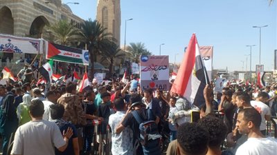 «غزة ياغزة يارمز العزة».. المواطنون بميدان الحصري يتضامنون مع فلسطين