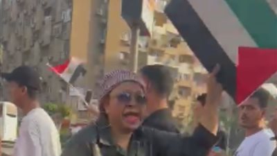 سيدة مصرية تقود مسيرة تضامنية مع فلسطين في مدينة نصر