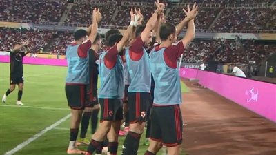 بعلامة النصر.. لاعبو الأهلي يحتفلون بالهدف الأول تضامنًا مع فلسطين