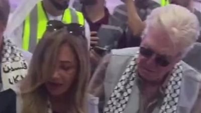 حسين فهمي وليلى علوي يشاركان في تعبئة «كراتين» الإغاثة دعمًا لأهالي غزة