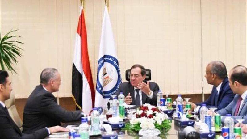 وزير النترول طارق الملا في اجتماع