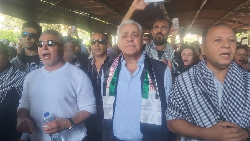 المتظاهرون بمسجد مصطفى محمود
