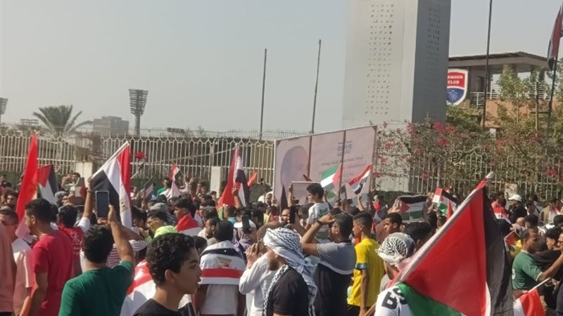 توافد المتظاهرين على النصب التذكاري بمدينة نص