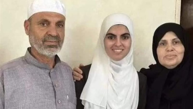 الطالبة «شيماء صيدم» الحاصلة على المرتبة الأولى ع