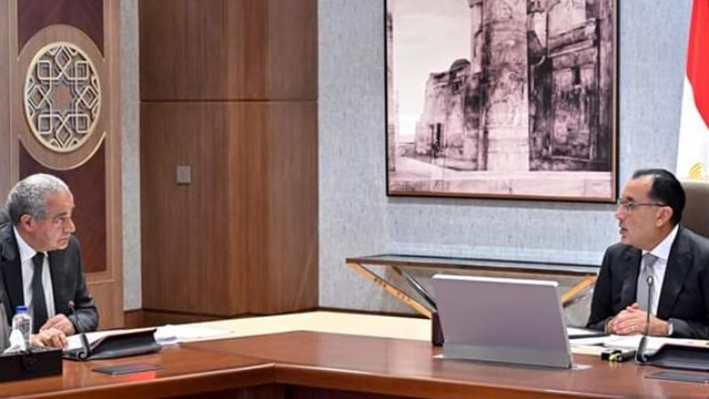 رئيس الوزراء يجتمع مع وزير التموين
