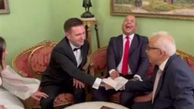 قول اسمها.. مأذون ينشر فيديو لعقد قران عريس ألماني لا يعرف اللغة العربية (فيديو)