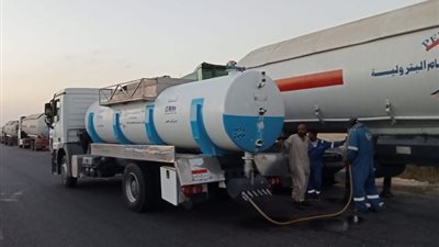 الشبكة الوطنية في الإسماعيلية تمد الشاحنات المتجهة إلى غزة بالمياه