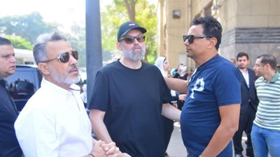 بالصور.. إيهاب فهمي يساند محمد محمود عبدالعزيز في جنازة خاله