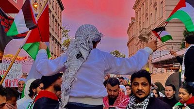 طفل في النمسا يقود مسيرة لدعم فلسطين