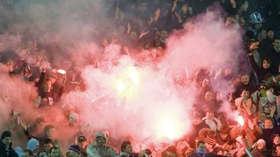 الألعاب النارية في الملاعب.. إصابات وتوقف للمباريات