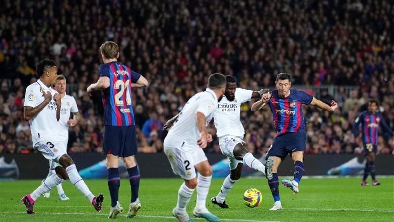 لاعبي الريال وبرشلونة