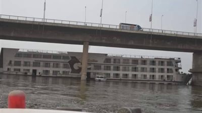 محاولات لتعويم باخرة محملة بالوقود عالقة بكوبري النيل في بني سويف