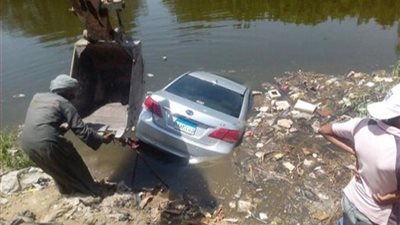 مصرع شخص واصابة اثنين سقطت بهما سيارة بترعة المريوطية