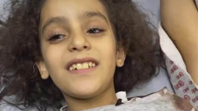 يولد الأمل من رحم المعاناة.. ابتسامة «فرح» بعد النجاة من القصف إسرائيلي