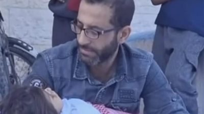 أب فلسطيني يحمل ابنه بين يديه بعد استشهاده.. فيديو