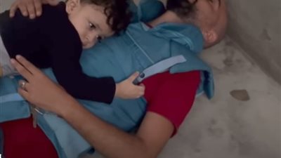 أب فلسطيني يحتضن طفله بعد أيام من القصف والتعب