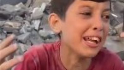 «يا ريته حلم»..طفل فلسطيني تعلو صرخاته بحثا عن عائلته