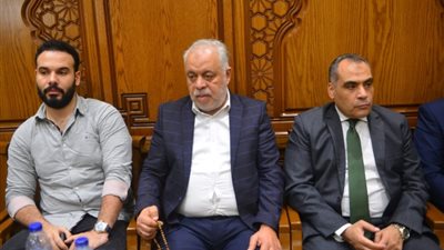 إيهاب توفيق وأشرف زكي.. أبرز الحضور في عزاء خال محمد محمود عبد العزيز