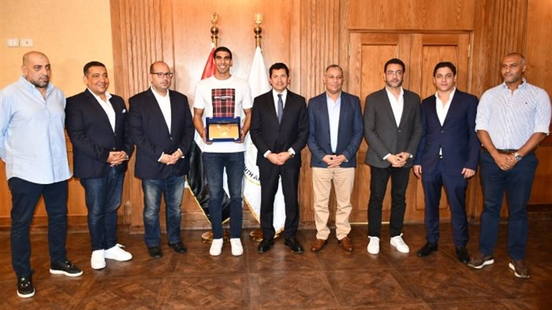 مجلس إدارة الاتحاد المصري للسباحة بصحبة السباح المصري عبد ا