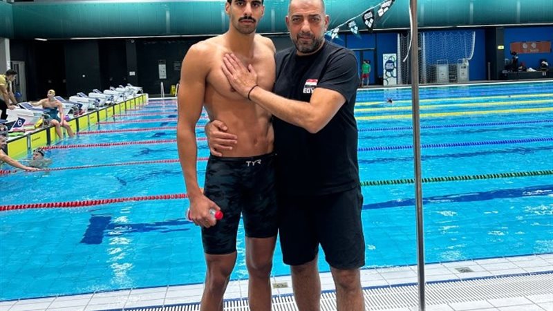 محمد الدسوقي مدير الفني للمنتخبات الوطنية مع السباح عبد الر