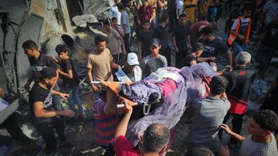 رغم نزوحهم من غزة.. وصول 14 شهيدًا إلى مستشفى الأقصى بعد قصف الاحتلال