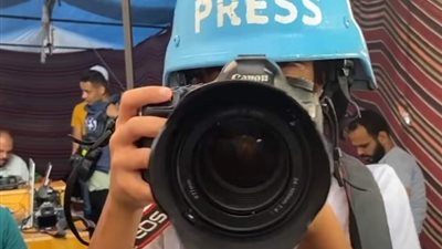 الصحفي الصغير  ميسرة.. قصة طفل فلسطيني بساعد الصحفيين في غزة