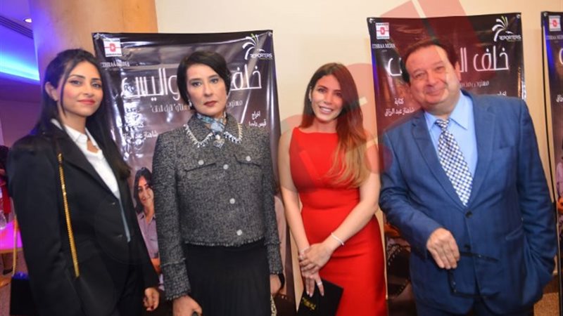 مؤلفة فيلم «خلف الكواليس» مع الأبطال