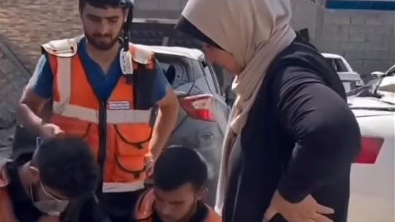 موقف إنساني لعناصر الدفاع المدني مع سيدة فلسطينية