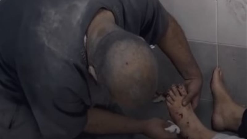 ابن فلسطيني ينظف قدم والدته