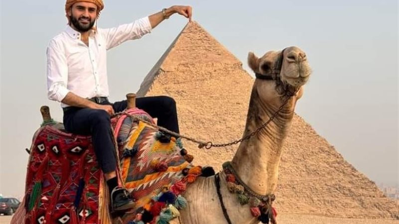 الشيف «بوراك» التركي أثناء زيارته لأهرامات الجيزة